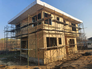 Projet de maison de 155 mètres carrés à l'étape de la pose de panneaux OSB de 15 mm sur l'extérieur thumbnail