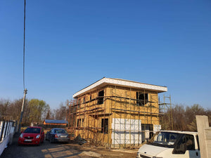 Projet de maison de 155 mètres carrés à l'étape de la pose de panneaux OSB de 15 mm sur l'extérieur thumbnail