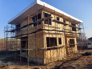 Projet de maison de 155 mètres carrés à l'étape de la pose de panneaux OSB de 15 mm sur l'extérieur thumbnail