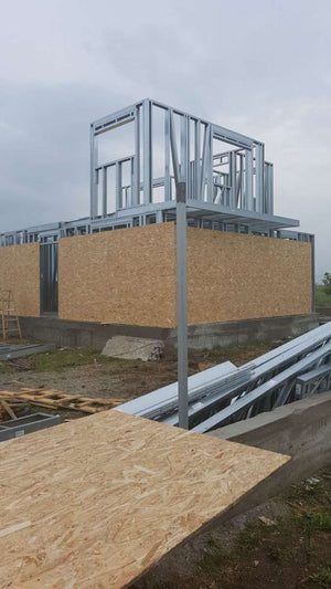 Revêtement extérieur en OSB en cours pour un projet de maison à Domnesti thumbnail