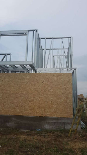 Revêtement extérieur en OSB en cours pour un projet de maison à Domnesti thumbnail