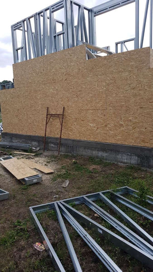 Revêtement extérieur en OSB en cours pour un projet de maison à Domnesti thumbnail