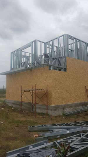 Revêtement extérieur en OSB en cours pour un projet de maison à Domnesti thumbnail