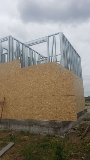 Revêtement extérieur en OSB en cours pour un projet de maison à Domnesti thumbnail