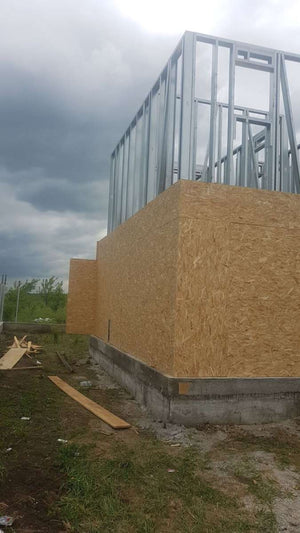 Revêtement extérieur en OSB en cours pour un projet de maison à Domnesti thumbnail
