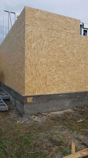 Revêtement extérieur en OSB en cours pour un projet de maison à Domnesti thumbnail