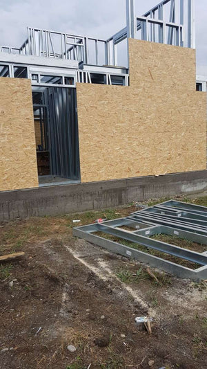 Revêtement extérieur en OSB en cours pour un projet de maison à Domnesti thumbnail