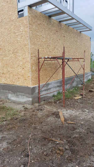 Revêtement extérieur en OSB en cours pour un projet de maison à Domnesti thumbnail