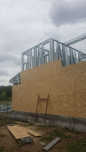 Revêtement extérieur en OSB en cours pour un projet de maison à Domnesti thumbnail