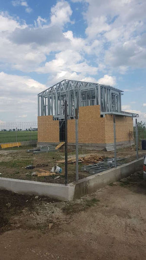 Revêtement extérieur en OSB en cours pour un projet de maison à Domnesti thumbnail