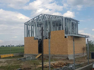 Revêtement extérieur en OSB en cours pour un projet de maison à Domnesti thumbnail