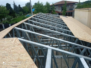 Revêtement des fermes du toit avec OSB de 20 mm pour une maison métallique de plain-pied à Ilfov thumbnail