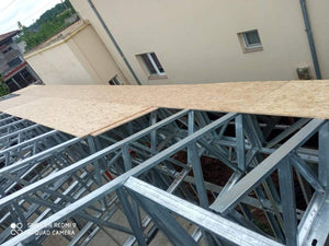 Revêtement des fermes du toit avec OSB de 20 mm pour une maison métallique de plain-pied à Ilfov thumbnail