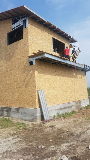 Finalisation du revêtement extérieur en panneaux OSB pour le projet de maison à Domnesti thumbnail