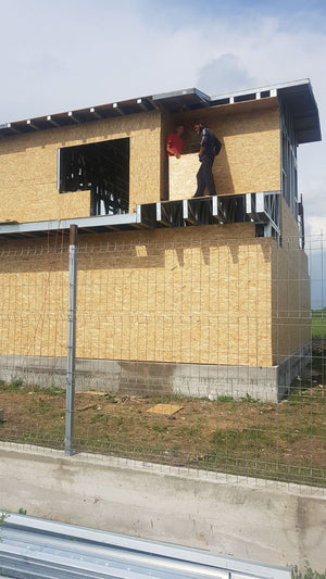 Finalisation du revêtement extérieur en panneaux OSB pour le projet de maison à Domnesti thumbnail