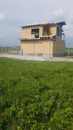 Finalisation du revêtement extérieur en panneaux OSB pour le projet de maison à Domnesti thumbnail