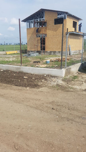 Finalisation du revêtement extérieur en panneaux OSB pour le projet de maison à Domnesti thumbnail