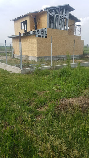 Finalisation du revêtement extérieur en panneaux OSB pour le projet de maison à Domnesti thumbnail