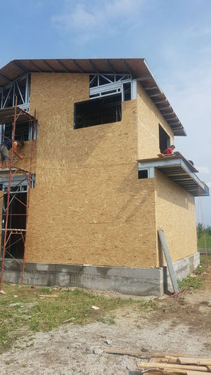 Finalisation du revêtement extérieur en panneaux OSB pour le projet de maison à Domnesti thumbnail