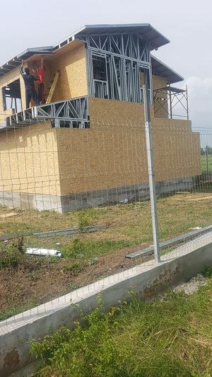 Finalisation du revêtement extérieur en panneaux OSB pour le projet de maison à Domnesti thumbnail