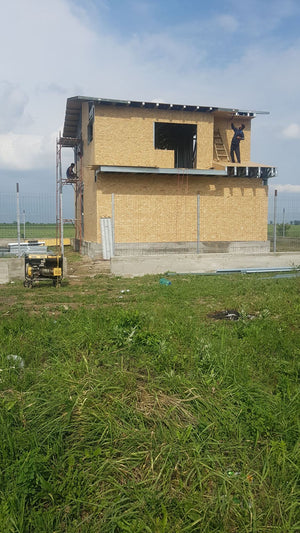 Finalisation du revêtement extérieur en panneaux OSB pour le projet de maison à Domnesti thumbnail