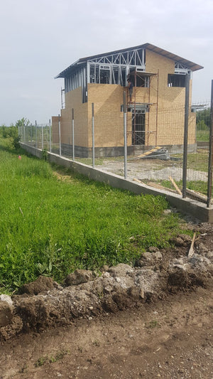 Finalisation du revêtement extérieur en panneaux OSB pour le projet de maison à Domnesti thumbnail