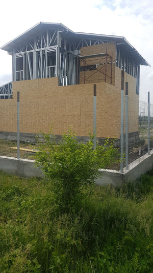 Finalisation du revêtement extérieur en panneaux OSB pour le projet de maison à Domnesti thumbnail