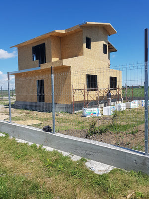 Finalisation du revêtement extérieur en panneaux OSB pour le projet de maison à Domnesti thumbnail