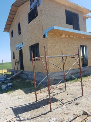 Finalisation du revêtement extérieur en panneaux OSB pour le projet de maison à Domnesti thumbnail