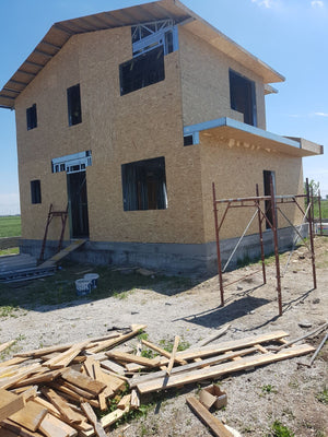 Finalisation du revêtement extérieur en panneaux OSB pour le projet de maison à Domnesti thumbnail