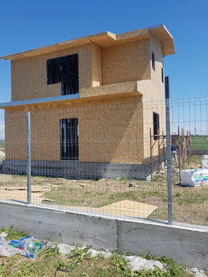 Finalisation du revêtement extérieur en panneaux OSB pour le projet de maison à Domnesti thumbnail
