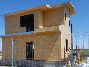 Finalisation du revêtement extérieur en panneaux OSB pour le projet de maison à Domnesti thumbnail