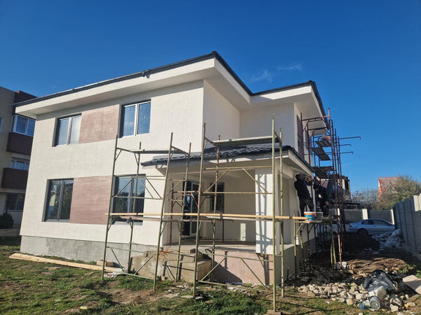 Placari caramida aparenta montat cu schela pe fatada principala