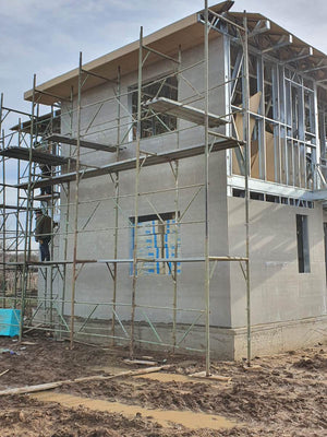 Revêtement extérieur en fibrociment pour les façades et le toit d'une maison métallique de 162 mètres carrés thumbnail