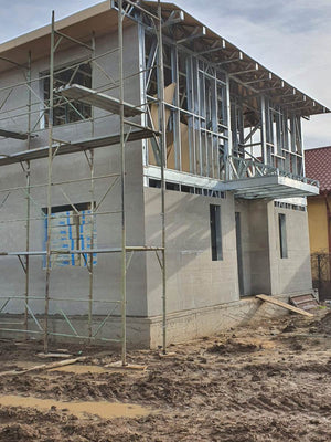 Revêtement extérieur en fibrociment pour les façades et le toit d'une maison métallique de 162 mètres carrés thumbnail