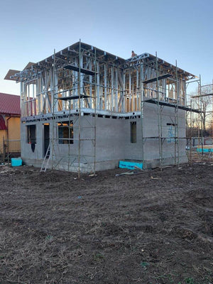 Revêtement extérieur en fibrociment pour les façades et le toit d'une maison métallique de 162 mètres carrés thumbnail