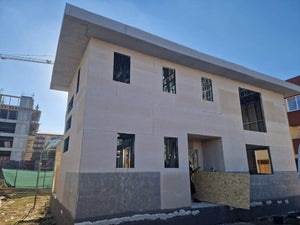 Revêtement extérieur en fibrociment pour les murs et en OSB pour le toit d'une maison à étages thumbnail