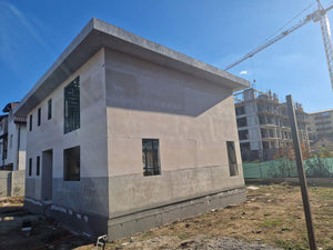 Revêtement extérieur en fibrociment pour les murs et en OSB pour le toit d'une maison à étages thumbnail
