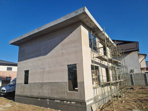 Revêtement extérieur en fibrociment pour les murs et en OSB pour le toit d'une maison à étages thumbnail