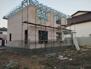 Revêtement extérieur en fibrociment pour les murs et en OSB pour le toit d'une maison à étages thumbnail