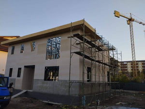 Revêtement extérieur en fibrociment pour les murs et en OSB pour le toit d'une maison à étages thumbnail