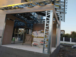 Revêtement extérieur en fibrociment pour les murs et en OSB pour le toit d'une maison à étages thumbnail