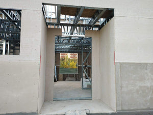 Revêtement extérieur en fibrociment pour les murs et en OSB pour le toit d'une maison à étages thumbnail