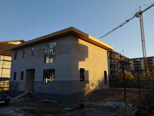 Revêtement extérieur en fibrociment pour les murs et en OSB pour le toit d'une maison à étages thumbnail