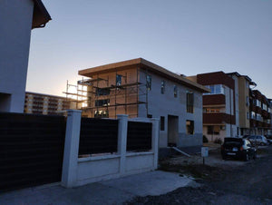 Revêtement extérieur en fibrociment pour les murs et en OSB pour le toit d'une maison à étages thumbnail