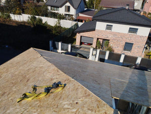 Revêtement extérieur en fibrociment pour les murs et en OSB pour le toit d'une maison à étages thumbnail