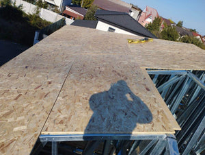 Revêtement extérieur en fibrociment pour les murs et en OSB pour le toit d'une maison à étages thumbnail