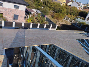 Revêtement extérieur en fibrociment pour les murs et en OSB pour le toit d'une maison à étages thumbnail