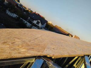 Revêtement extérieur en fibrociment pour les murs et en OSB pour le toit d'une maison à étages thumbnail