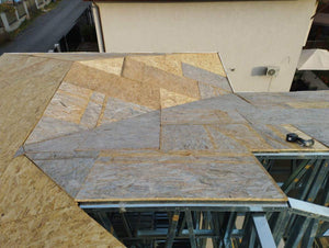 Revêtement extérieur en fibrociment pour les murs et en OSB pour le toit d'une maison à étages thumbnail